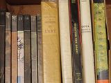 de nombreux livres qui se trouvent dans une boîte sur la table