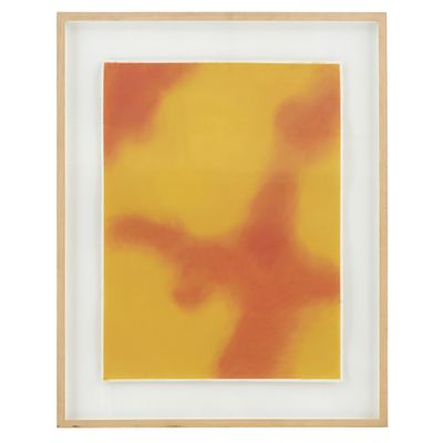 une peinture abstraite aux tons orange et jaune représentant un oiseau volant dans le ciel