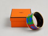 une boîte orange sur laquelle est posé un bracelet coloré