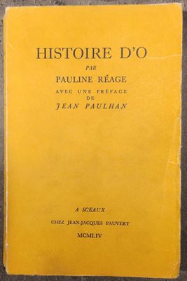 un livre jaune posé sur une table en bois