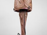 une image représentant une lampe avec un pied en bois et un abat-jour rose