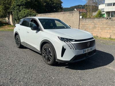 un SUV blanc garé sur un parking à côté d'un immeuble