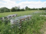 de nombreuses charrettes qui sont garées dans l'herbe, dans le champ