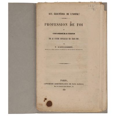 un vieux livre avec un titre en noir et blanc
