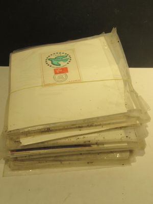 une pile de papiers posée sur une table