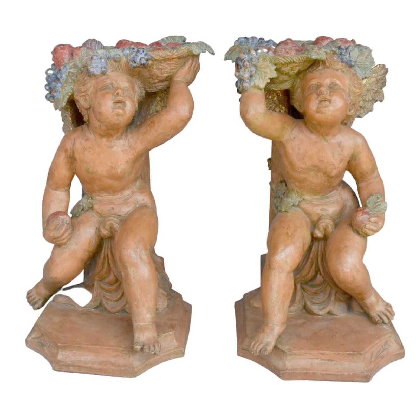 Paire de bébés Bacchus en terre cuite polychrome, signés sur la base 80 x 60 x 45 cm