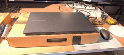 un ordinateur portable posé sur une boîte, sur un bureau