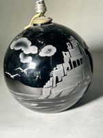 Deux lampes, de forme boule, en verre opaliné noir, dont une… (photo 4)