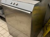lave-vaisselle en acier inoxydable dans une cuisine professionnelle dotée d'un sol carrelé