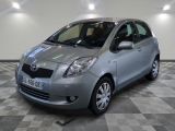une photo d'une toyota yaris argentée garée sur un sol en damier