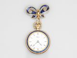 une image représentant une montre de poche en or et émail ornée d'un nœud bleu