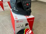 un casque posé sur une boîte