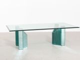 une image d'une table en verre avec une base en métal et un plateau en verre