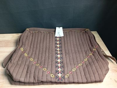 un sac à main matelassé marron posé sur une table en bois