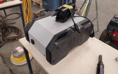 une machine posée sur une table
