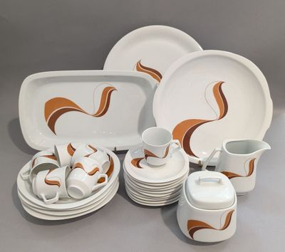 de nombreux types de plats et de tasses sur la table