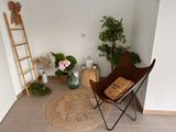 une chaise qui se trouve dans une pièce où il y a une échelle