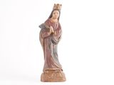 figurine représentant une femme coiffée d'une couronne, sur fond blanc
