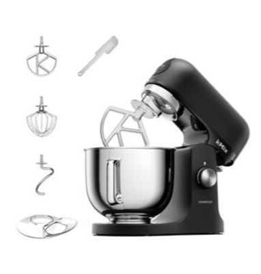 un mixeur noir avec un accessoire de mixage et d'autres accessoires de cuisine