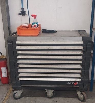 un chariot à outils sur lequel sont posés des outils, dans un garage