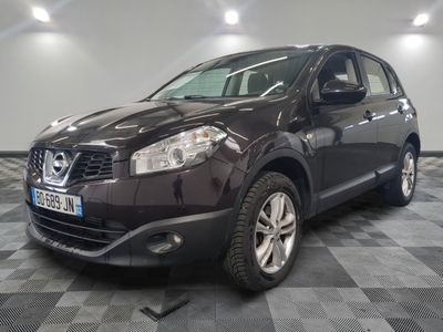 nissan qxv dans une salle d'exposition au sol en damier