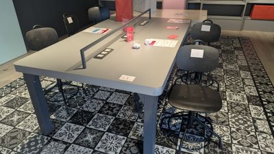 ENSEMBLE comprenant : - TABLE en stratifié sur piètement mét…