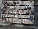 de nombreux outils posés sur une palette au sol