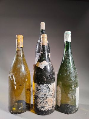 trois bouteilles de vin vides posées les unes à côté des autres sur une table