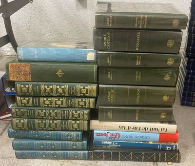 plusieurs livres empilés sur une table
