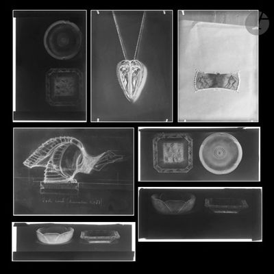 des photographies en noir et blanc de divers objets présentés sur un fond noir