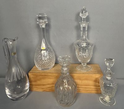 Rassemblement de 5 objets en cristal comprenant 4 carafes av…