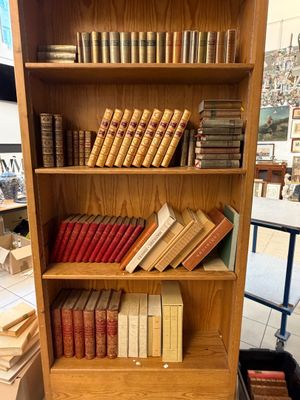 une étagère contenant de nombreux livres dans une pièce