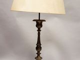 une lampe de table ancienne en laiton avec un abat-jour blanc, sur fond blanc