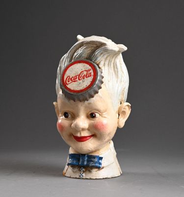une petite statue représentant un garçon avec un chapeau sur la tête