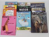 plusieurs livres pour enfants sont alignés sur une surface blanche