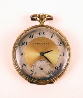 gros plan d'une montre de poche sur une surface blanche