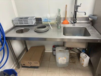une cuisine avec un évier et une poubelle