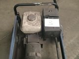 une petite machine qui se trouve dans le garage