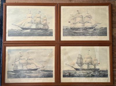 quatre photos de bateaux encadrées, exposées dans un cadre en bois