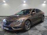 La voiture marron est garée sur un sol à damier dans une pièce