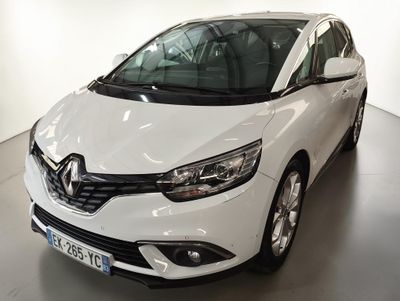 vue de face d'une voiture blanche garée dans un garage