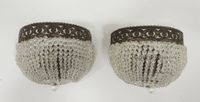 Paire d'appliques en métal et pampilles à décor d'une frise …