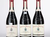 trois bouteilles de vin rouge posées côte à côte sur une table
