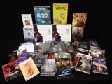 beaucoup de livres posés sur une table noire