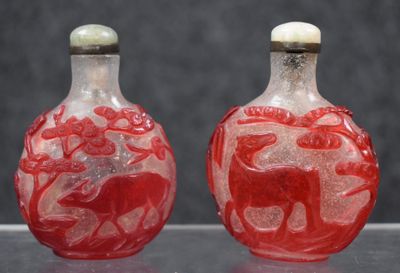paire de flacons à tabac en verre rouge ornés d'animaux et de fleurs