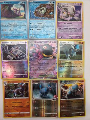 beaucoup de cartes pokemon sur le mur