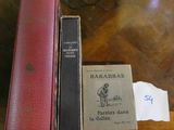 deux livres posés sur une table, à côté d'une paire de lunettes