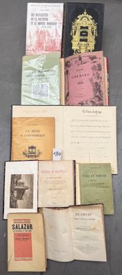 beaucoup de vieux livres posés sur la table
