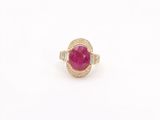 un gros plan d'une bague ornée d'une pierre rose entourée de diamants