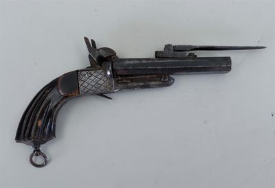 un vieux fusil exposé sur une surface blanche